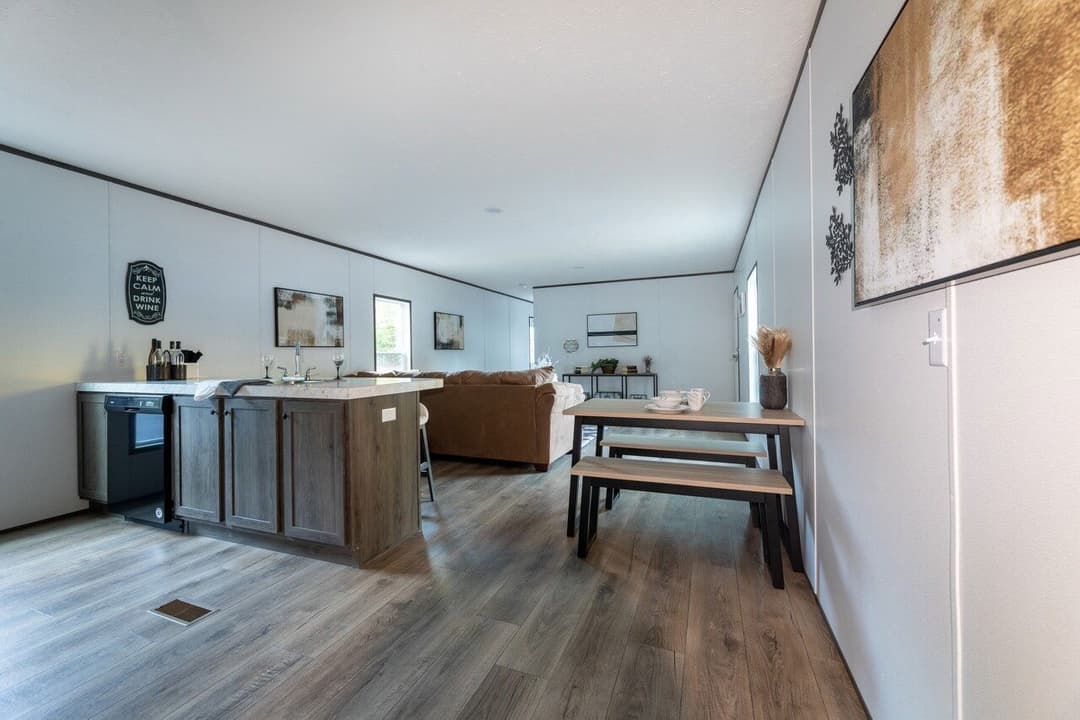 Phoenix 16763a interior home features