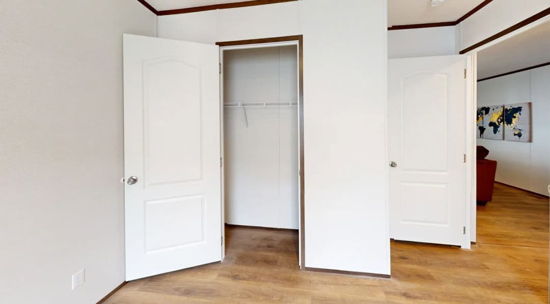 Phoenix 32684a interior home features