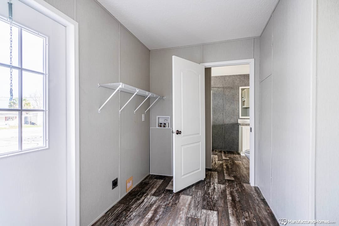 The summit 28643b interior home features