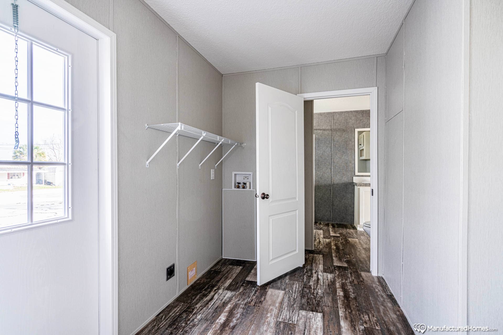 The summit 28643b interior home features