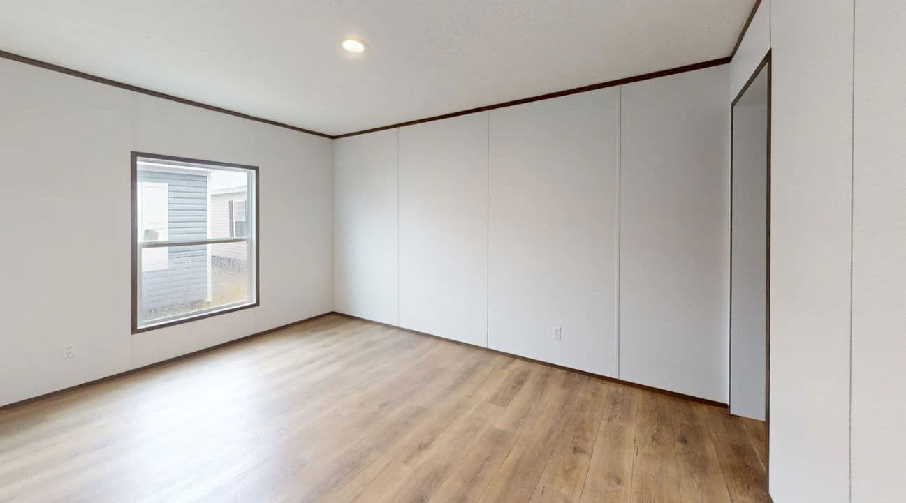 Phoenix 32684a bedroom home features