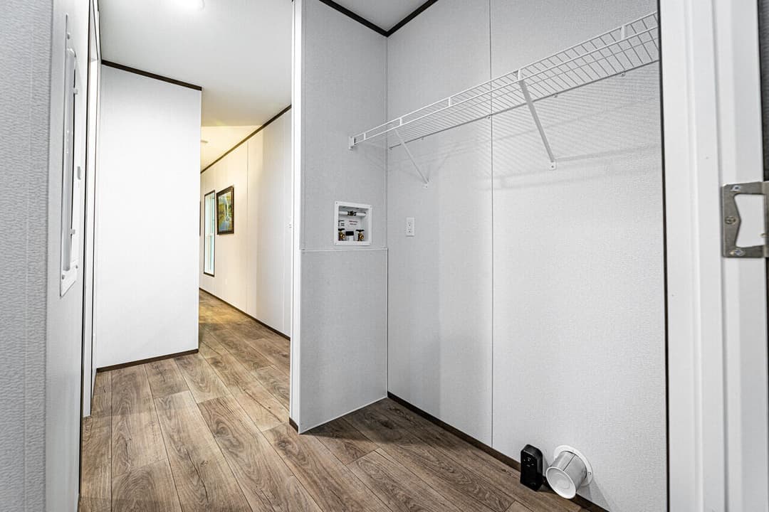 Phoenix 16663a interior home features