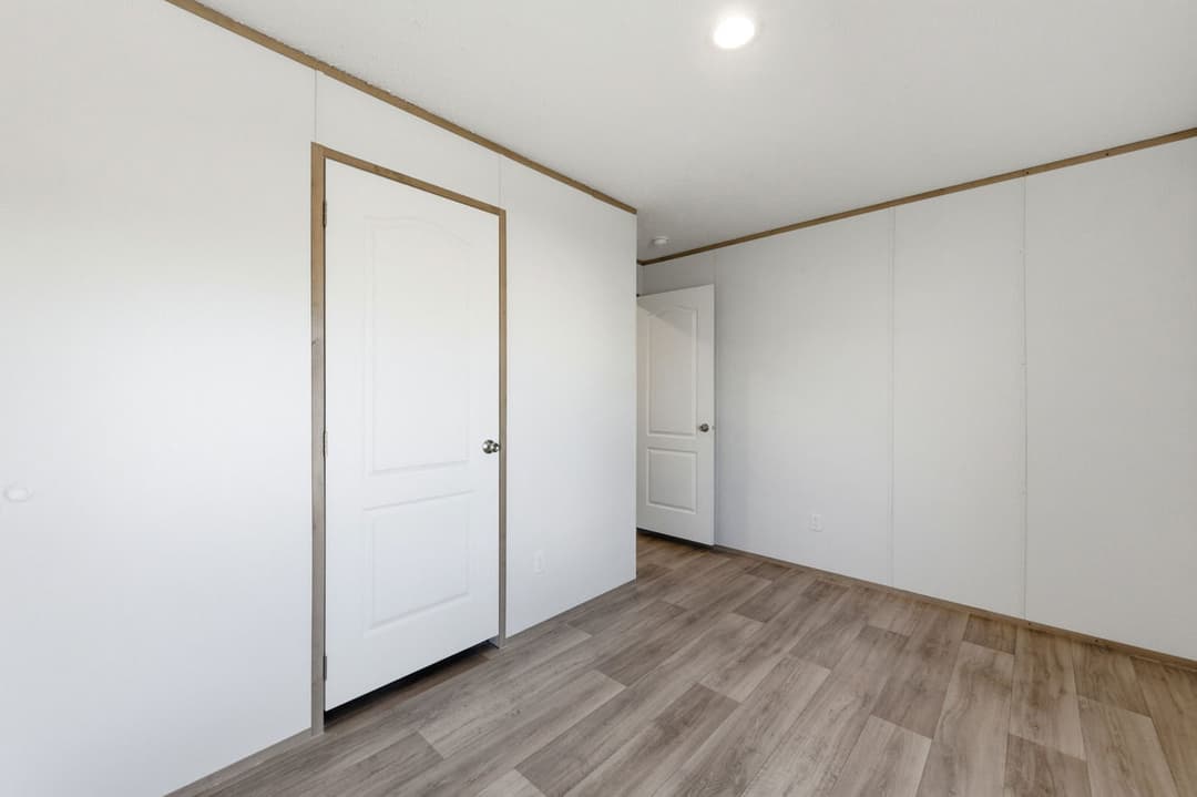 Phoenix 32764a bedroom home features