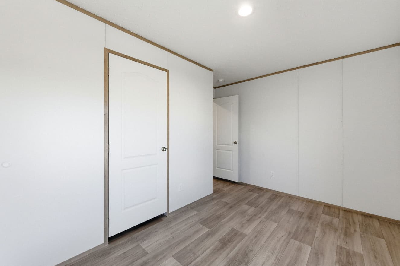 Phoenix 32764a bedroom home features