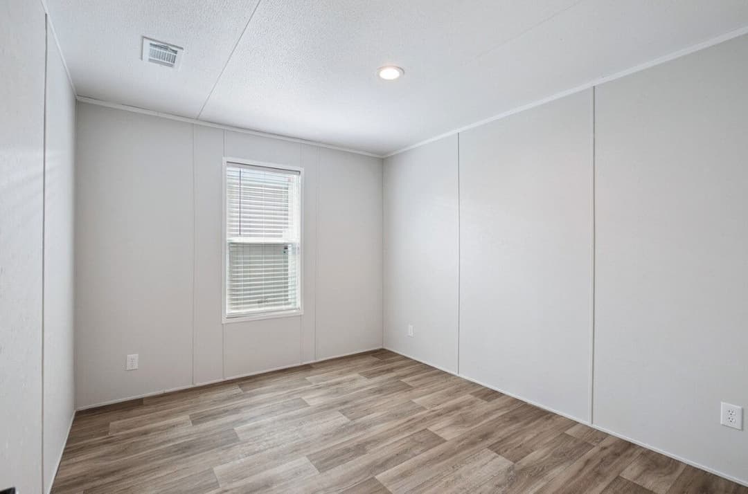 Valor 16763n bedroom home features