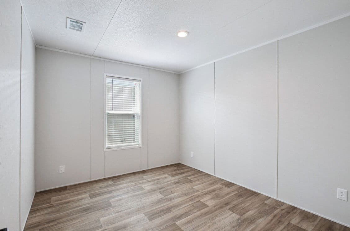 Valor 16763n bedroom home features