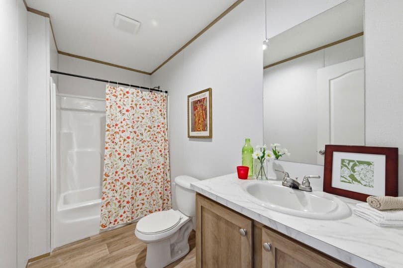 Phoenix 32764a bathroom home features