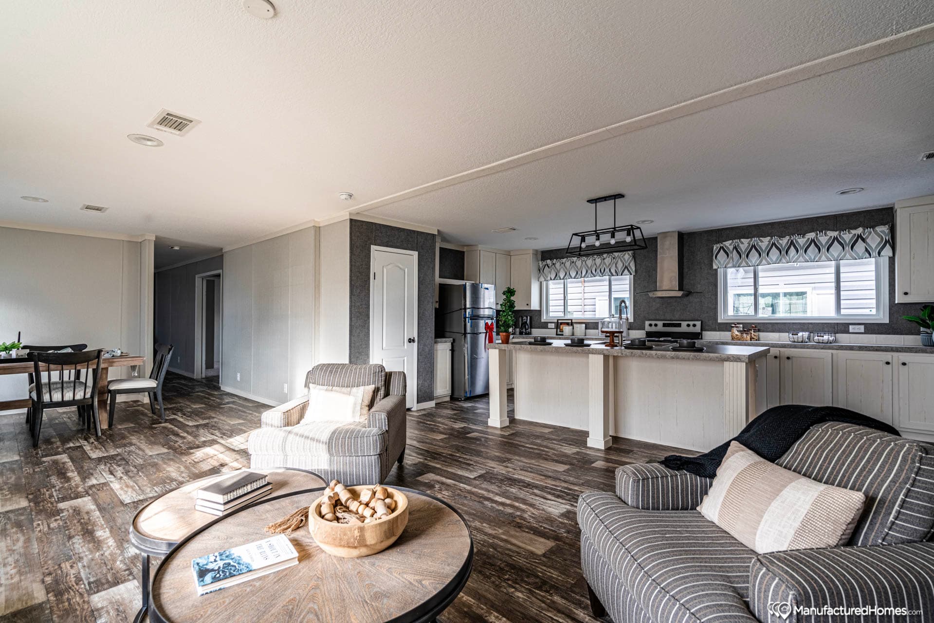 The summit 28643b interior home features