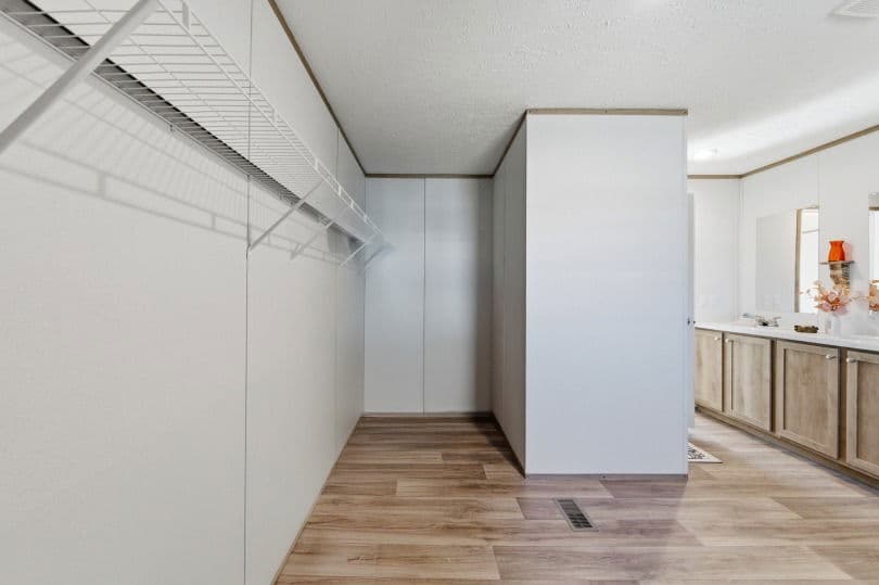 Phoenix 32764a bathroom home features