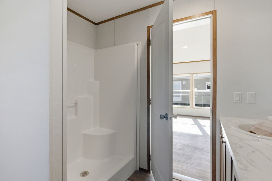 Phoenix 32764a bathroom home features