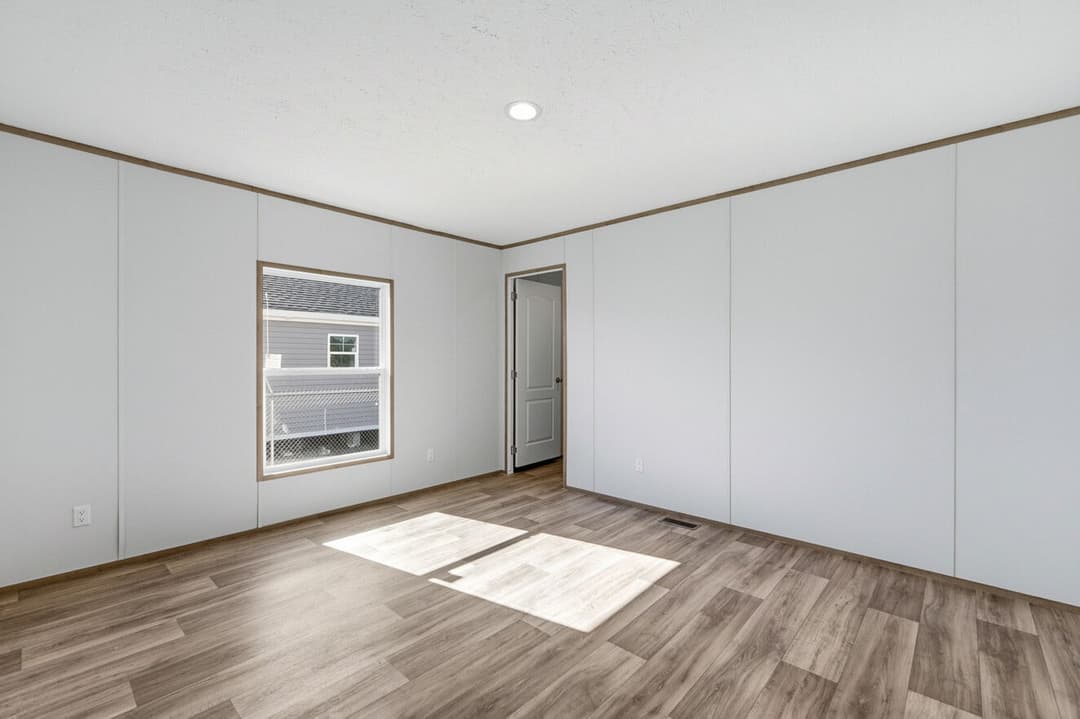 Phoenix 32764a bedroom home features