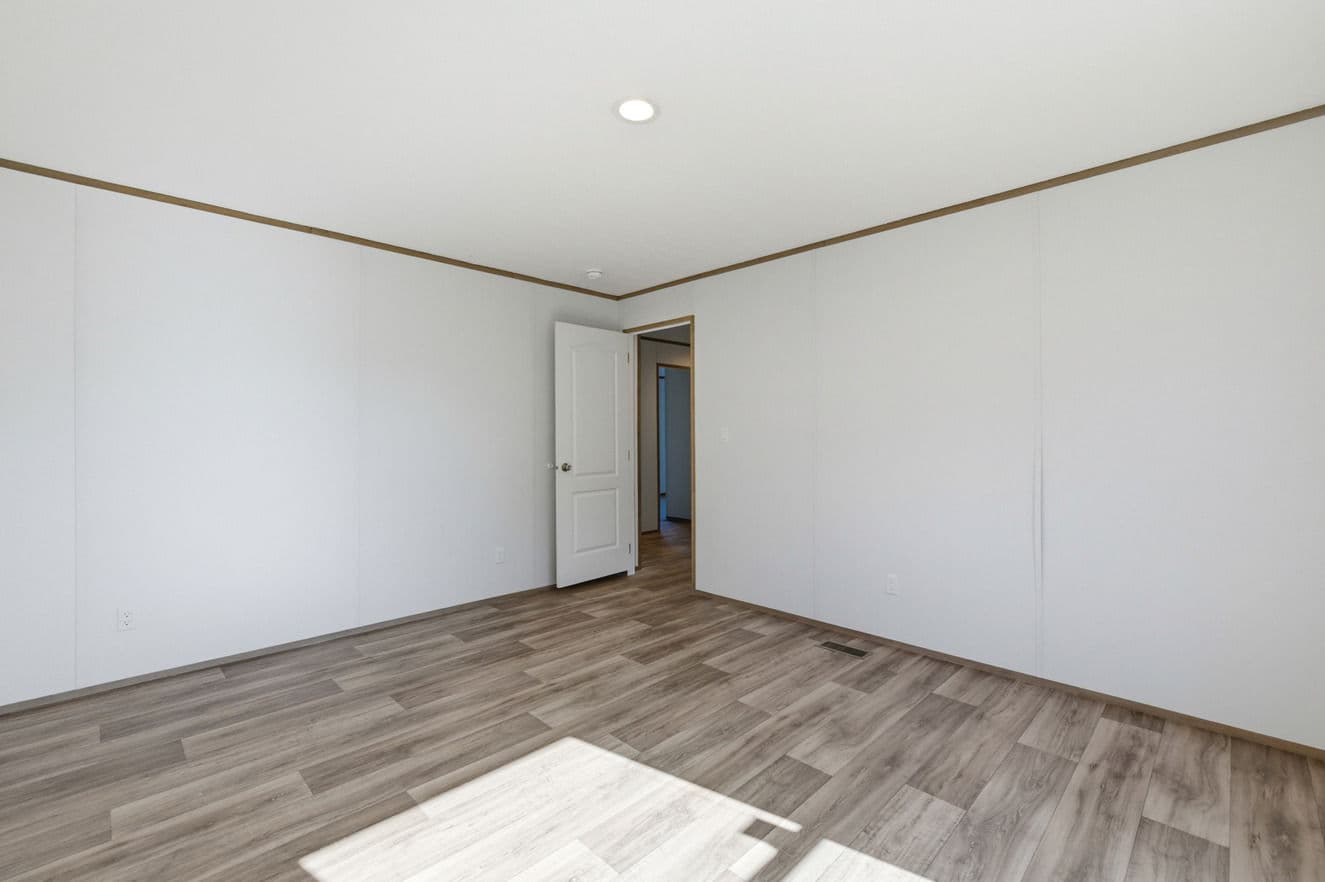 Phoenix 32764a bedroom home features