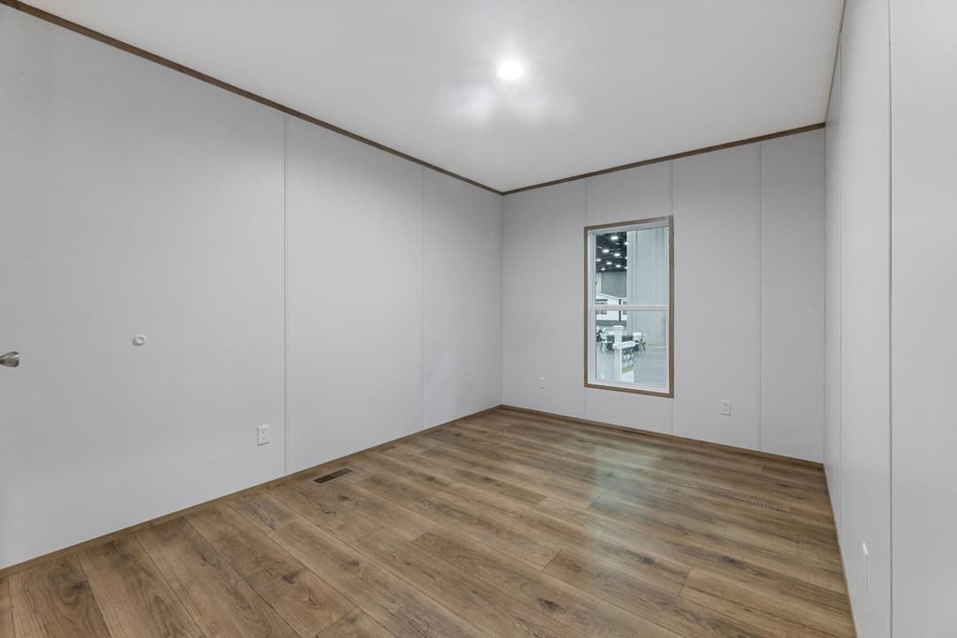 Phoenix 32563a bedroom home features