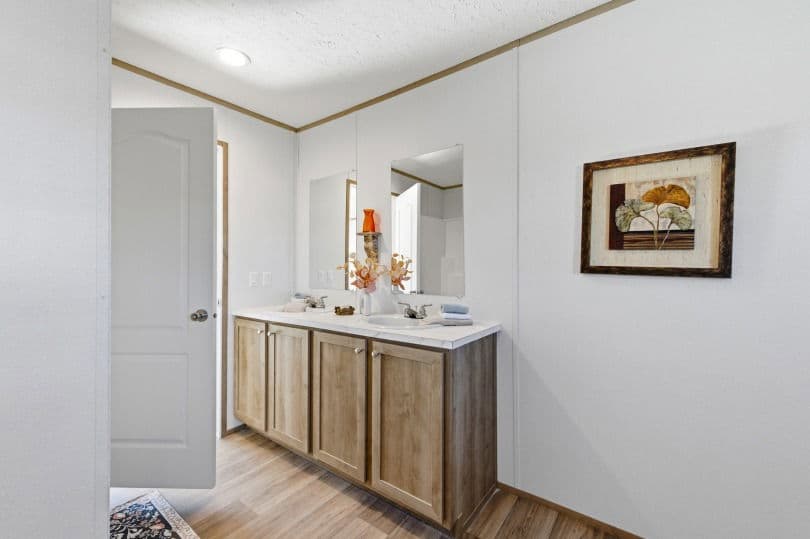 Phoenix 32764a bathroom home features