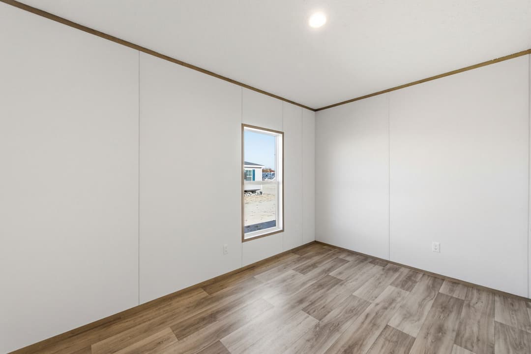 Phoenix 32764a bedroom home features