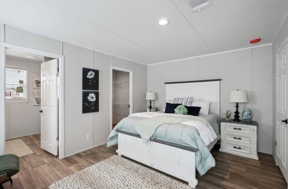 Valor 16763n bedroom home features