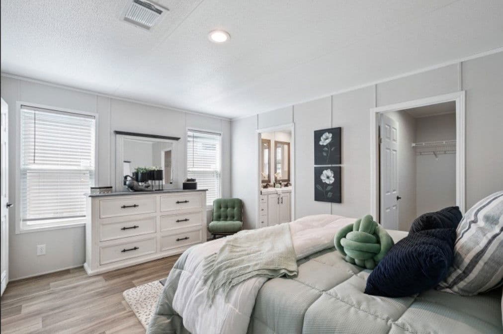 Valor 16763n bedroom home features