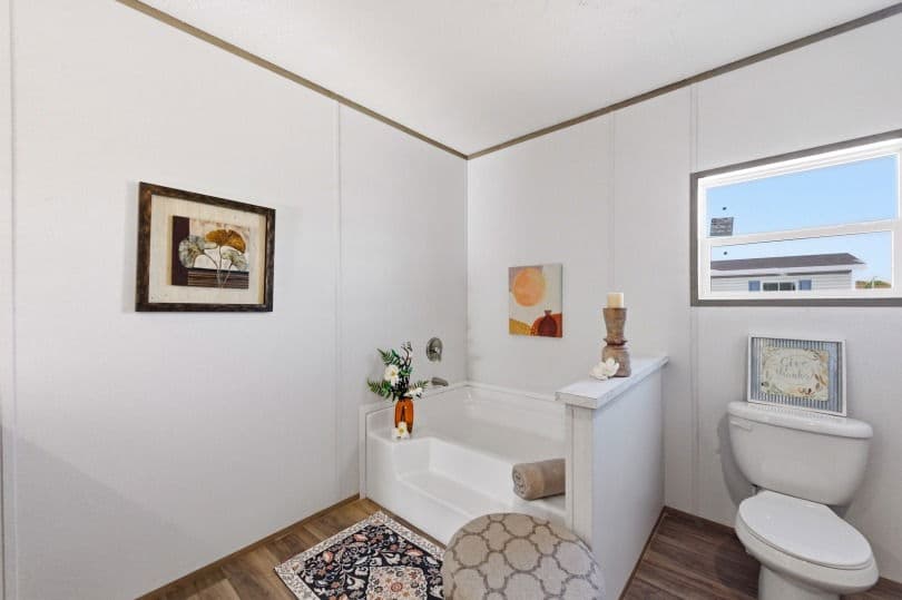 Phoenix 32764a bathroom home features