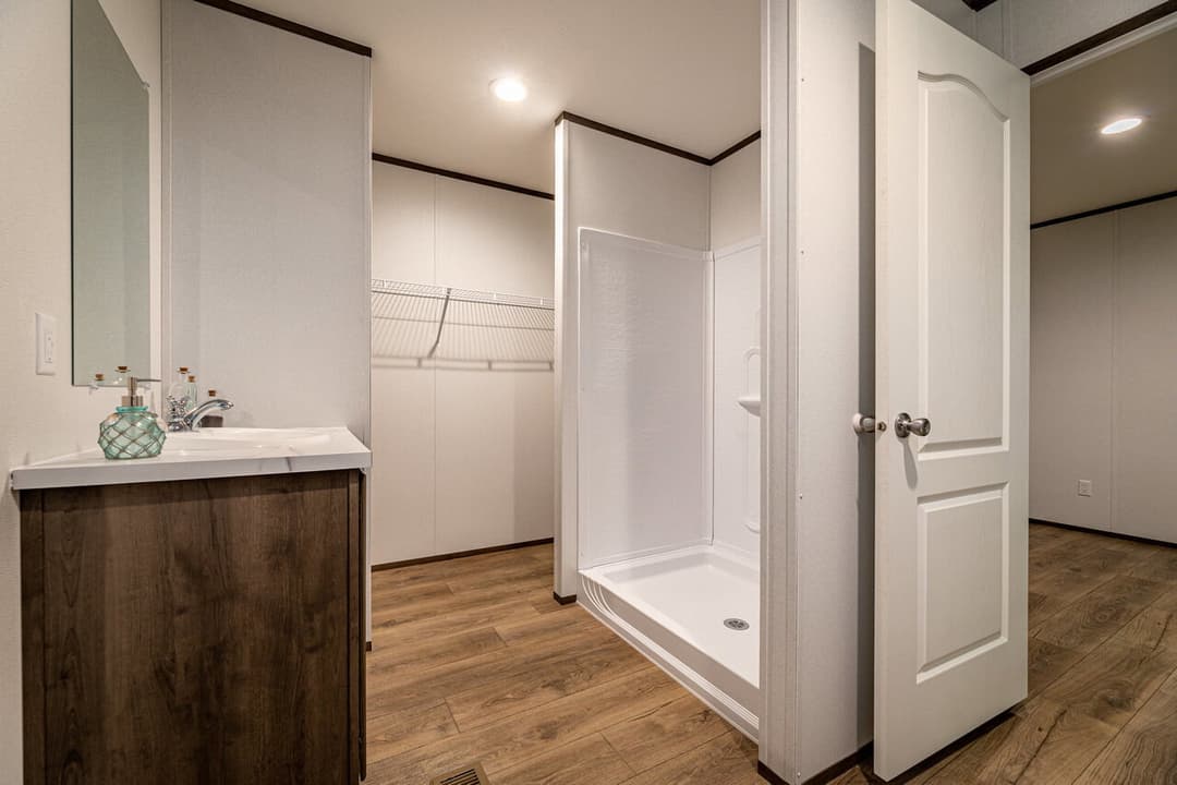 Phoenix 16663a bathroom home features