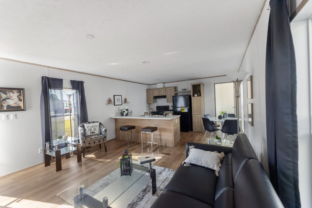 Phoenix 16663a interior home features