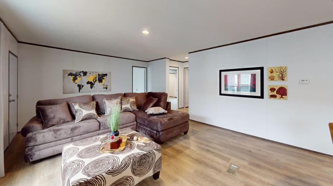 Phoenix 32684a interior home features