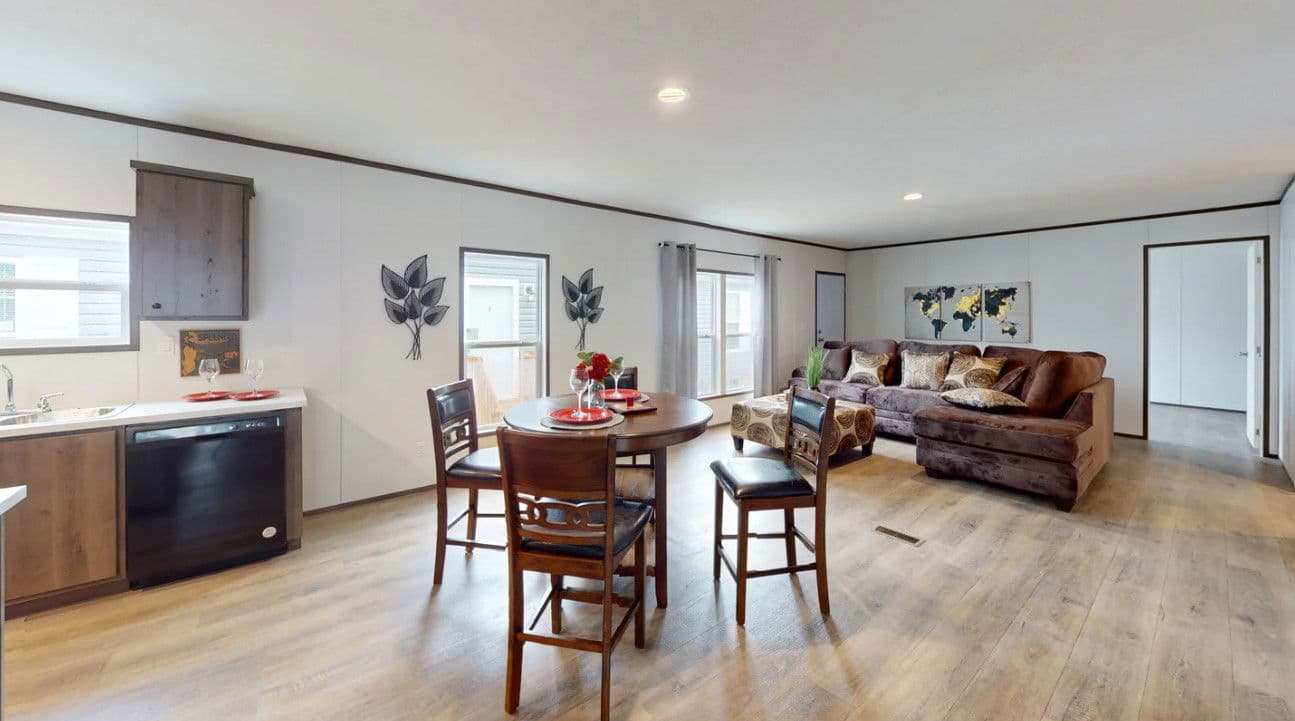 Phoenix 32684a interior home features