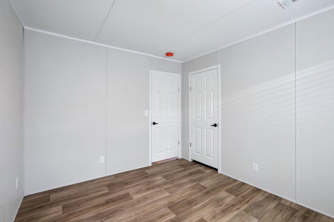 Valor 16763n bedroom home features