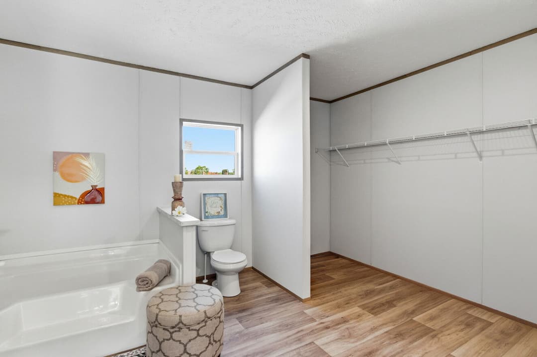 Phoenix 32764a bathroom home features