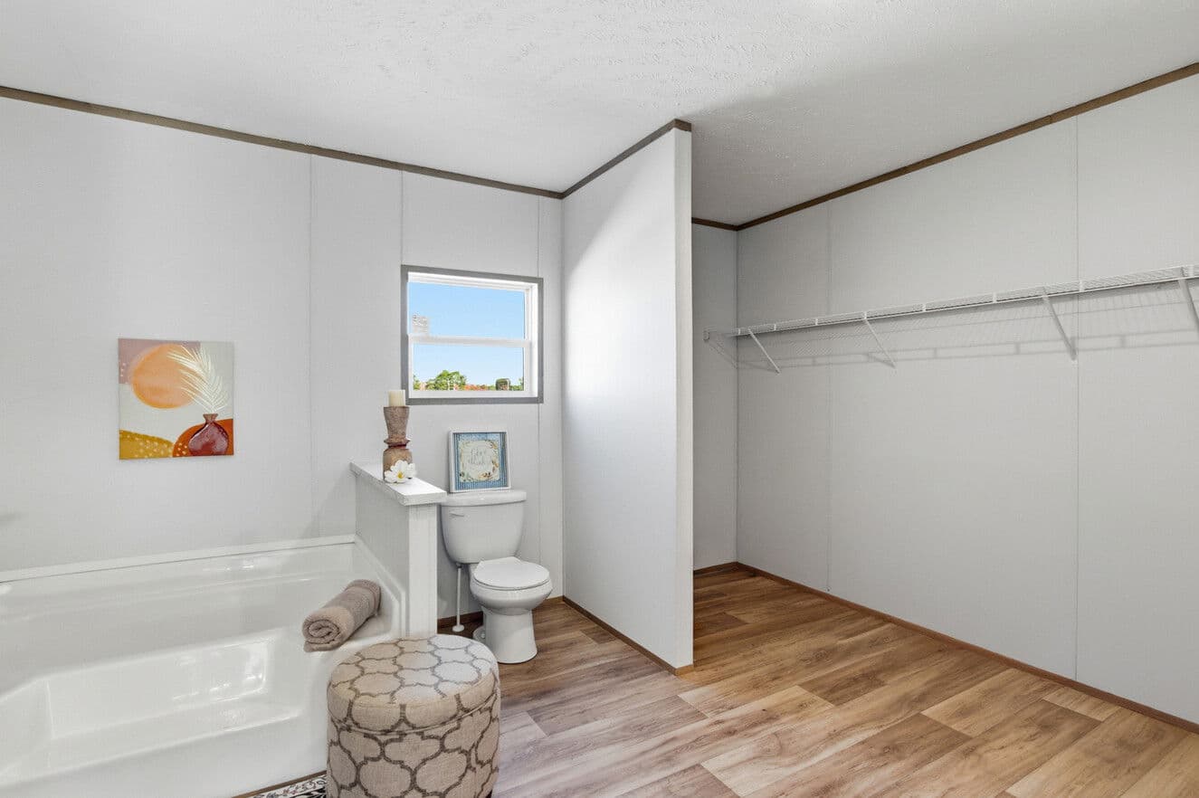 Phoenix 32764a bathroom home features