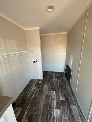 The summit 28563b interior home features