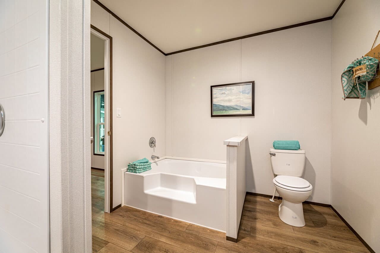 Phoenix 16663a bathroom home features