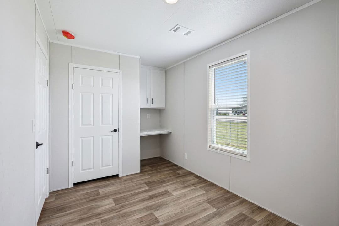 Valor 16763n bedroom home features