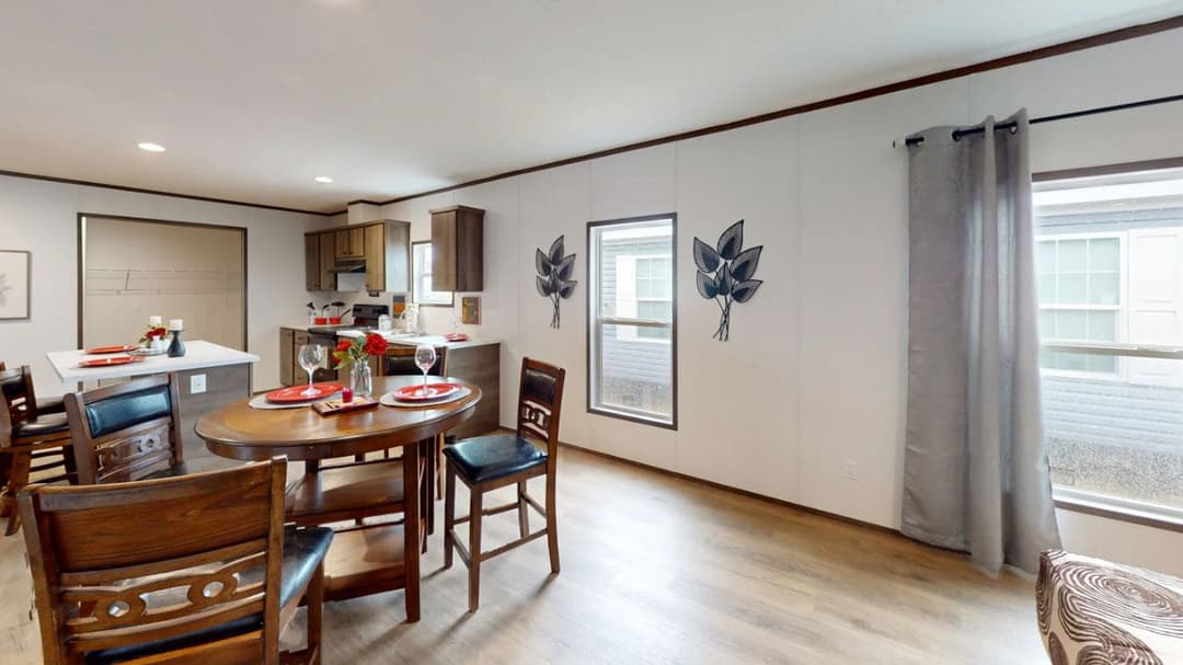 Phoenix 32684a interior home features