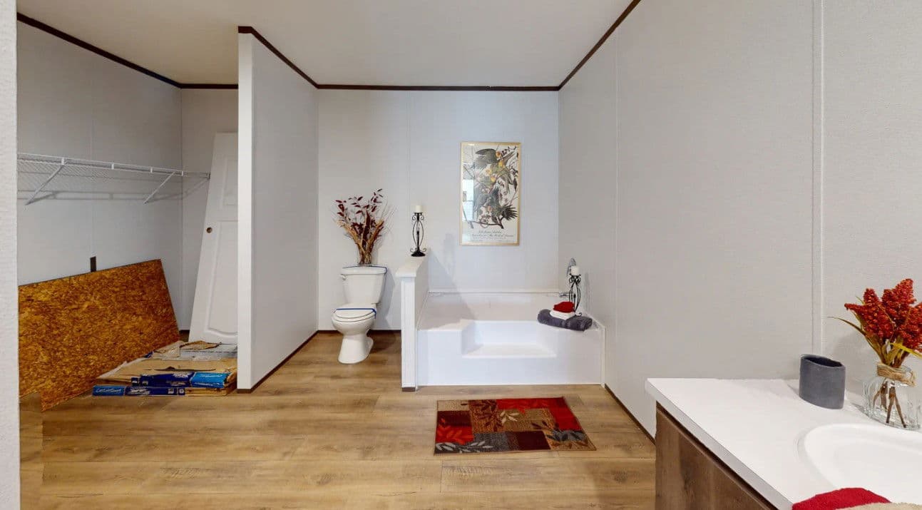 Phoenix 32684a bathroom home features