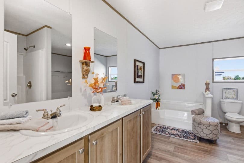 Phoenix 32764a bathroom home features