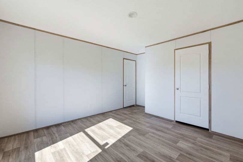 Phoenix 32764a bedroom home features